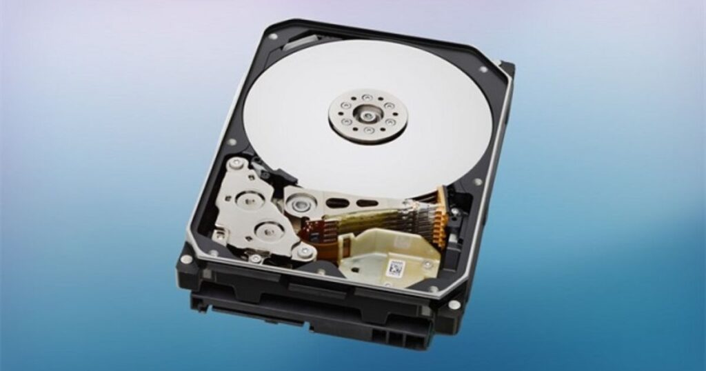 Ổ cứng HDD (Hard Disk Drive) là công nghệ lưu trữ truyền thống, sử dụng đĩa từ quay