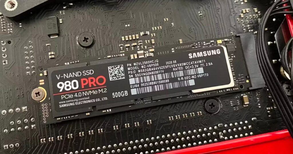 Một thanh SSD M.2 NVMe và khe cắm M.2 trên bo mạch chủ
