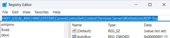 Trong cửa sổ Registry Editor, bạn điều hướng đến đường dẫn như trong ảnh