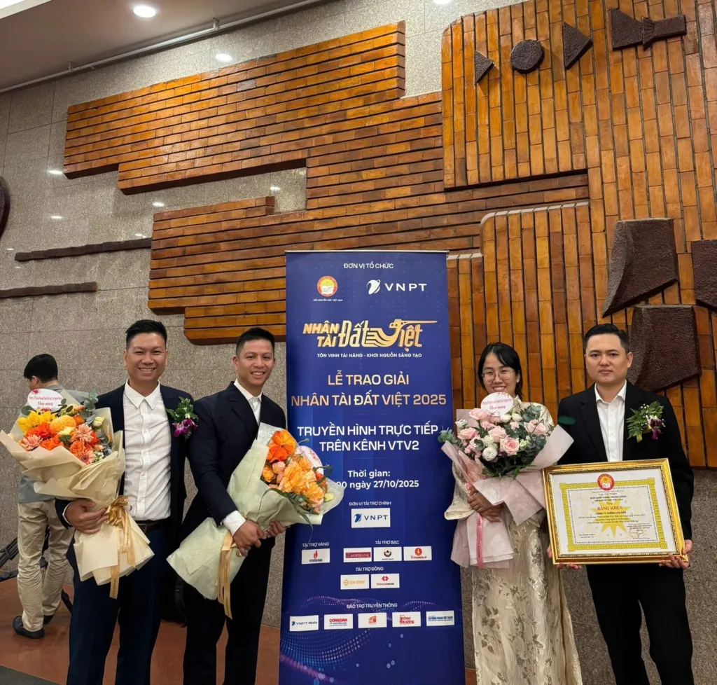 Khoảnh khắc cùng team Chống Lừa Đảo tại sự kiện, đánh dấu cột mốc quan trọng trong hành trình phát triển dự án